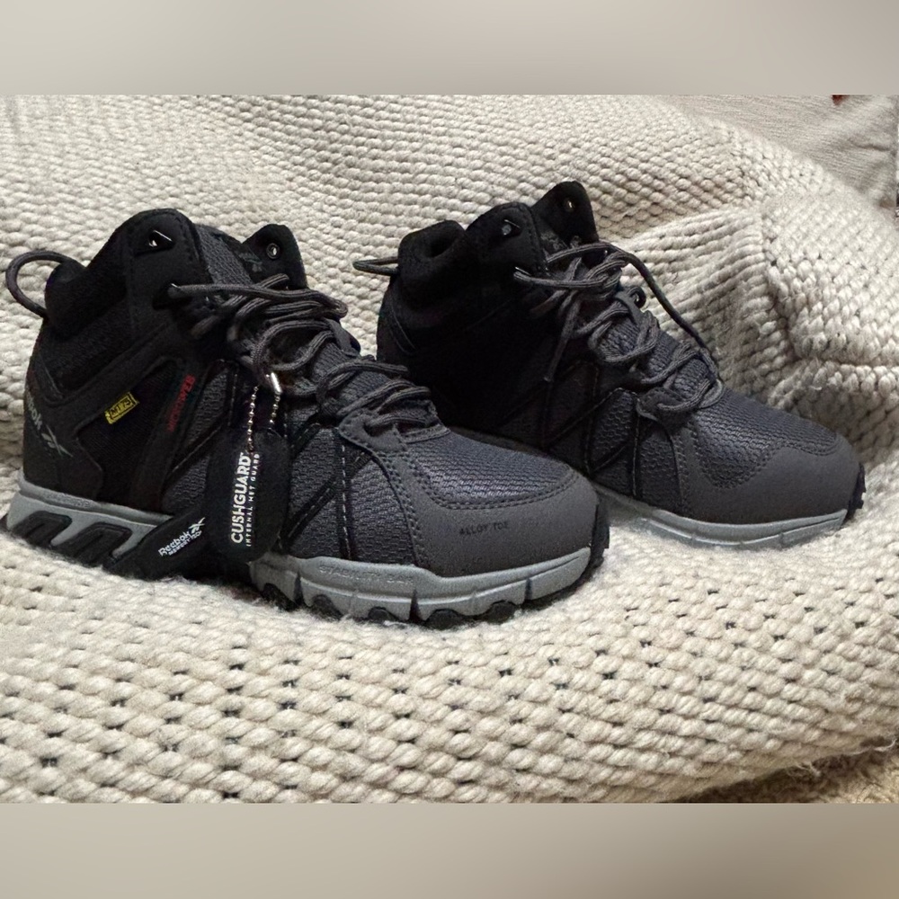 EUC women’s Reebok Trailgrip Work athletic hiker w/ alloy toe. Size 6. Like new!